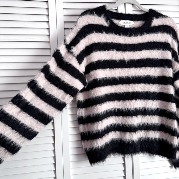 Velvet by Graham & Spencer Kimberly Feather Yarn Crewneck Sweater Black Blush M - Picture 4 of 7